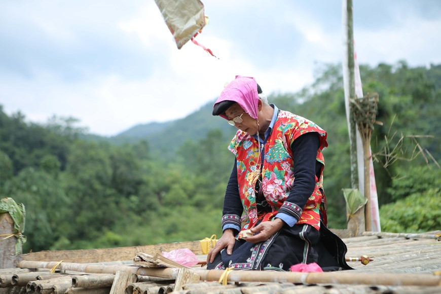 Le sorcier (thây cung), spécialisé dans les cérémonies de culte, fait les prières. Photo: VietnamPlus