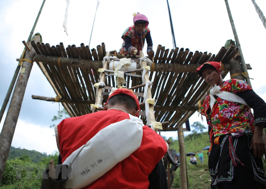 Le "cap sac" ont souvent lieu dans les 3 jours et 3 nuits avec des porcs et des poulets abattus nombreux dans un grand nombre en fonction de la situation économique de la propriétaire. Photo: VietnamPlus