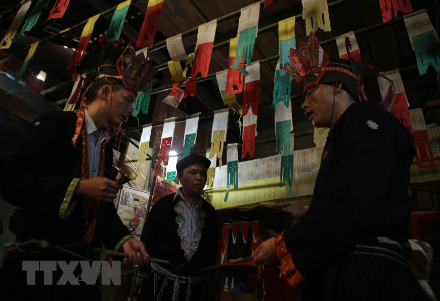 On peut dire que «le cap sac" est un rituel maturité des garçons croissance vers le haut. Il s'agit d'une partie importante de la croyance dans la culture spirituelle du peuple Dao. Photo: VietnamPlus