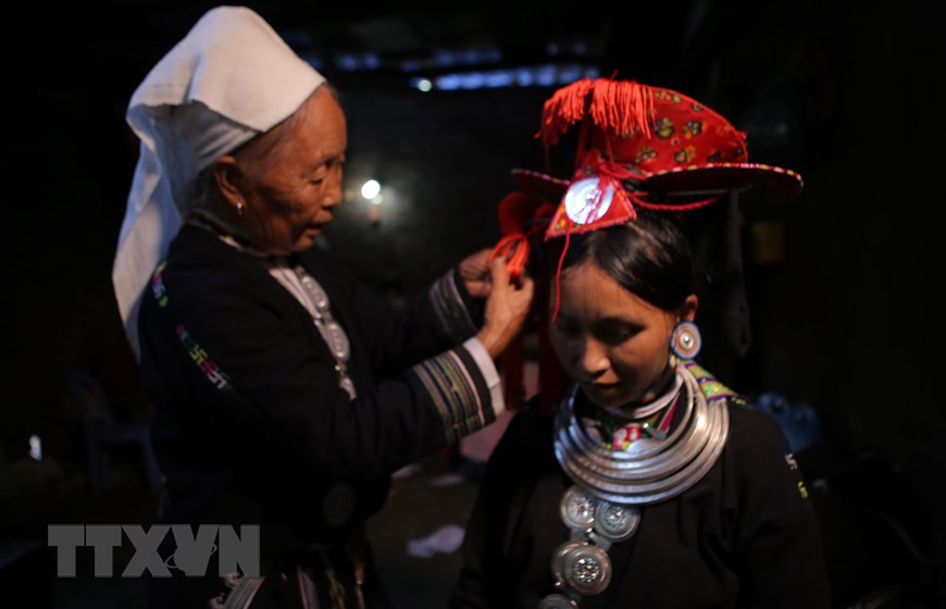 La tenue traditionnelle des femmes des Dao aux Sapèques lors de la cérémonie. Photo: VietnamPlus