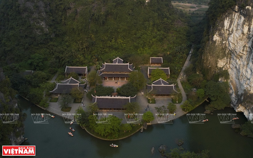 La pagode Bai Dinh est située dans le complexe paysager de Trang An, un patrimoine naturel et culturel mondial reconnu par l'UNESCO depuis 2014.