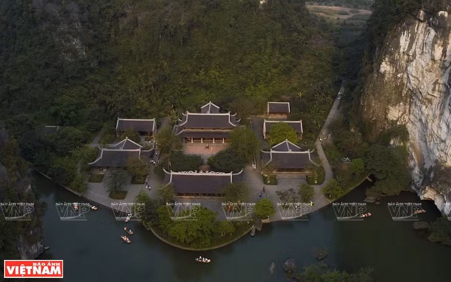 La pagode Bai Dinh est située dans le complexe paysager de Trang An, un patrimoine naturel et culturel mondial reconnu par l'UNESCO depuis 2014.