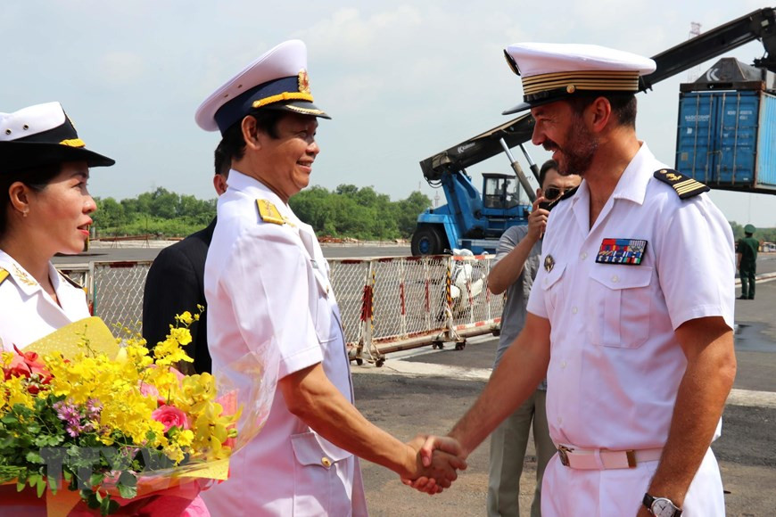 Le colonel Le Nam Son (gauche), commandant adjoint de la brigade No 125 du commandement de la 2e zone marine du Vietnam, accueille le colonel Thomas Frioli au port de Sai Gon-Hiep Phuoc.