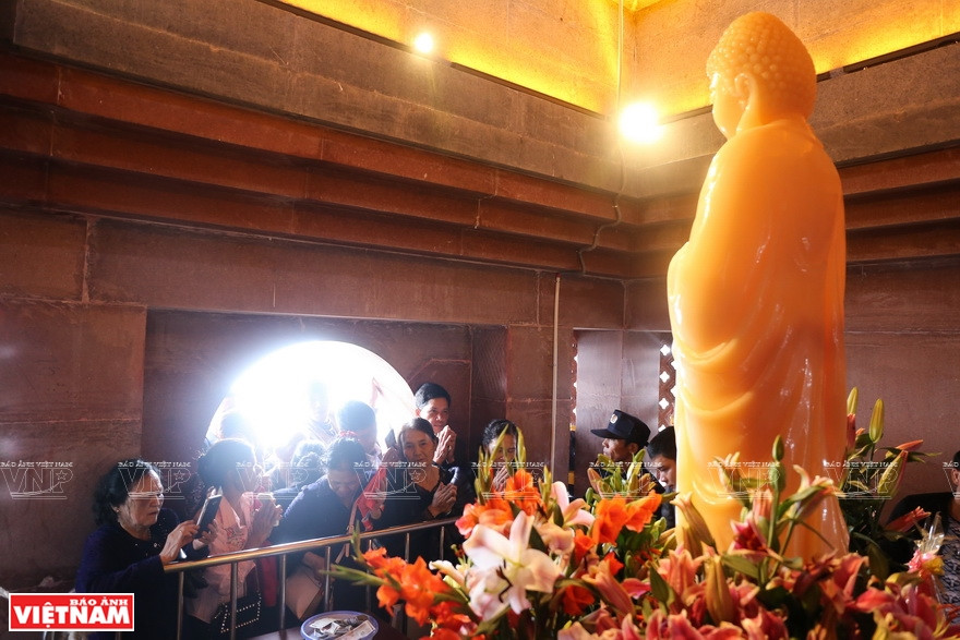 Une statue du Bouddha en jade précieuse dans la pagode Ngoc (Jade) dans la zone touristique, culturelle et spirituelle Tam Chuc