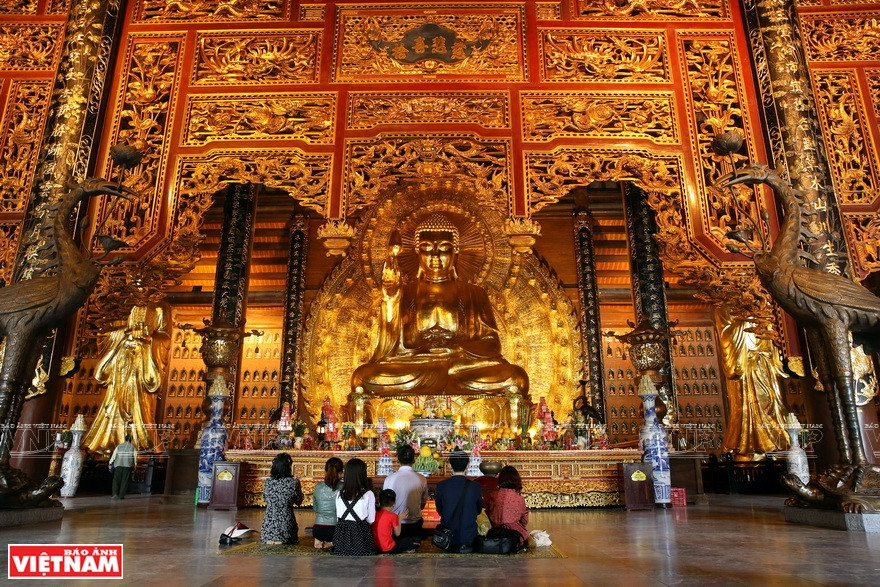 Une statue du Bouddha dans la pagode Bai Dinh