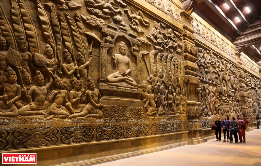 Des peintures sur le Bouddha dans la pagode Tam Chuc ont été créés par des artistes vietnamiens, indiens et indonésiens.