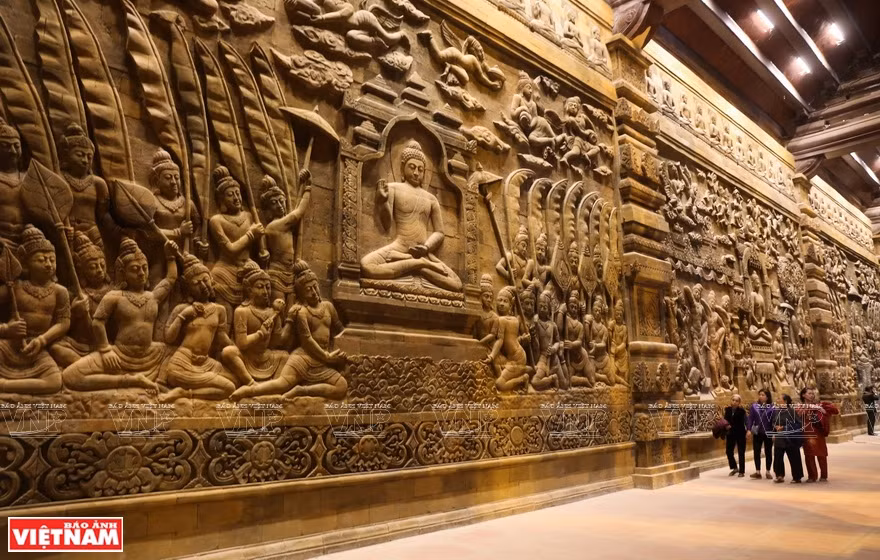 Des peintures sur le Bouddha dans la pagode Tam Chuc ont été créés par des artistes vietnamiens, indiens et indonésiens.