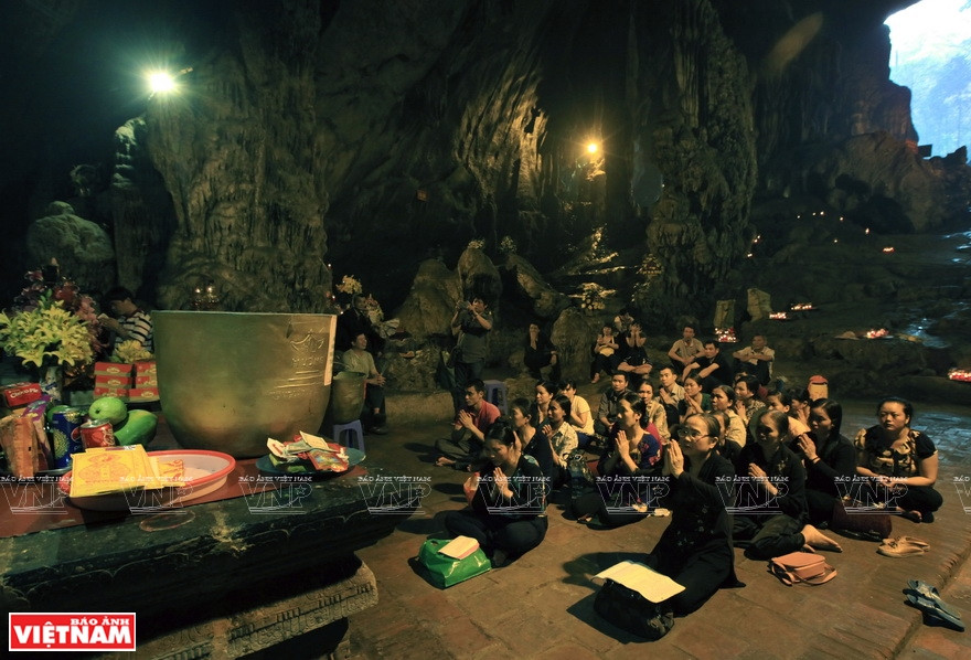 En printemps, de nombreux pèlerins viennent à la pagode Huong Tich en priant pour une année chanceuse.