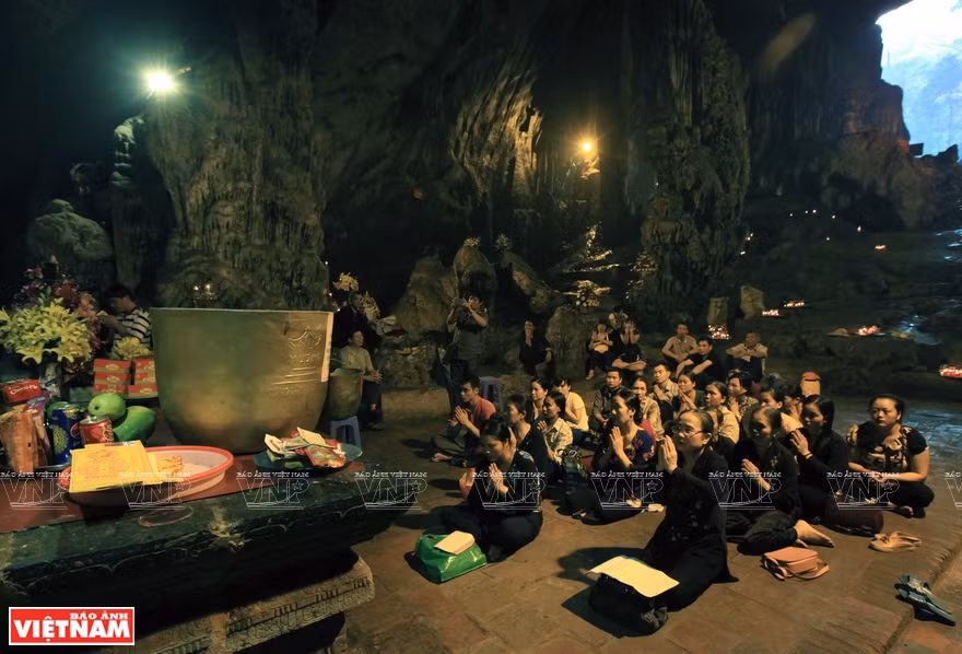 En printemps, de nombreux pèlerins viennent à la pagode Huong Tich en priant pour une année chanceuse.