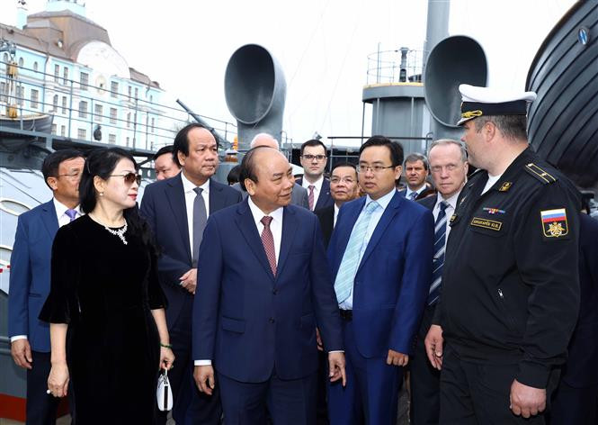 Le Premier ministre Nguyen Xuan Phuc et son épouse, accompagnés d’une haute délégation vietnamienne, ont visité le bateau-musée Aurore – symbole de la révolution d’Octobre russe.