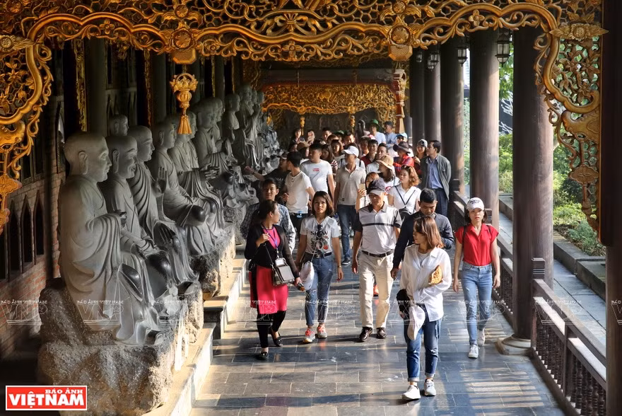Cinq cents arhats sont installés le long des deux couloirs d’une longueur unitaire de 1.700 m. Il s’agit du plus long chemin d’arhats de toute l’Asie. 