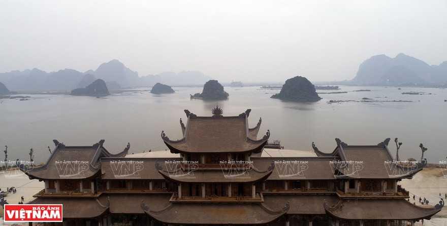 Entourée de lacs et de montagnes, la zone touristique, culturelle et spirituelle Tam Chuc est surnommé "baie de Ha Long terrestre".