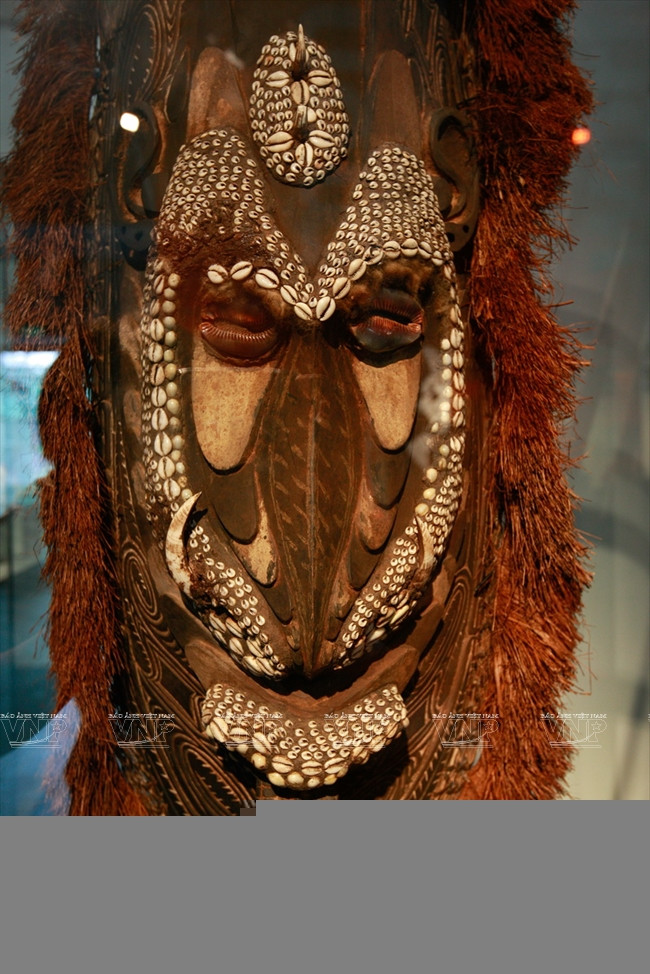 Un masque impressionnant des aborigènes d'Océanie. ​ ​ ​