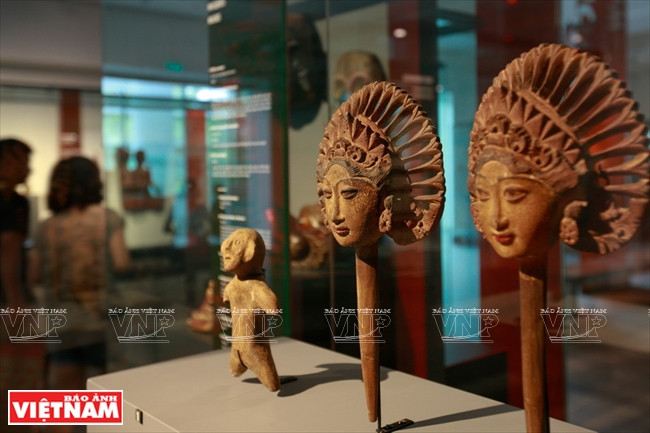 Les antiquités exquises saillant dans les lumières jaunes. 