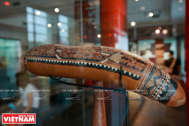 Un artefact des aborigènes d’Australie dans cette exposition intitulée « Le tour du monde ».