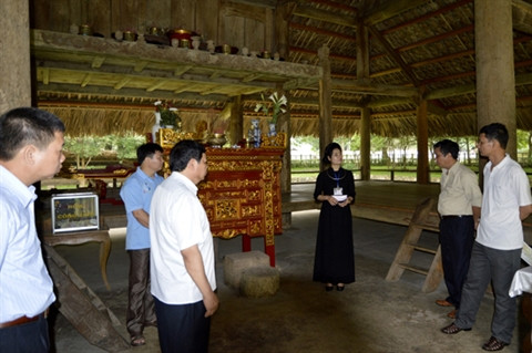 Des touristes écoutent un guide leur raconter le passé glorieux de Tân Trào. Grâce aux politiques prioritaires du Parti et de l’État, un grand nombre de familles de minorités ethniques sont sorties de la pauvreté. 