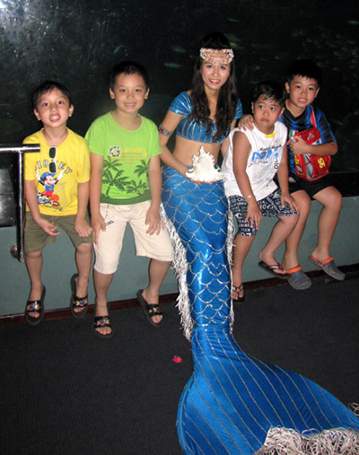 Les plus jeunes peuvent rencontrer et s’amuser avec la sirène durant leur visite.