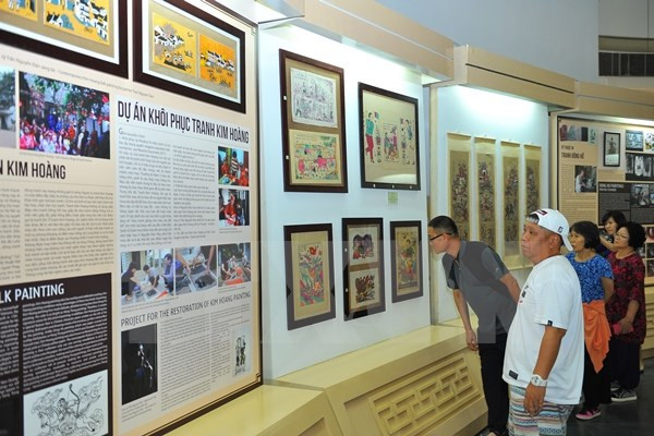 Des visiteurs de l'exposition