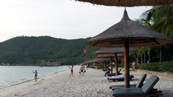 La plage de sable blanc, qui fait partie du parc d’attraction, est parfaire pour se relaxer.