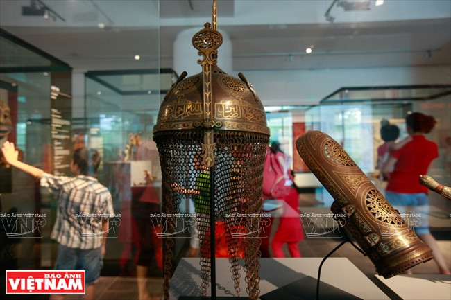 Un décor moderne et un système d'éclairage raisonnable permettent aux visiteurs d’admirer de façon complète les objets exposés. 