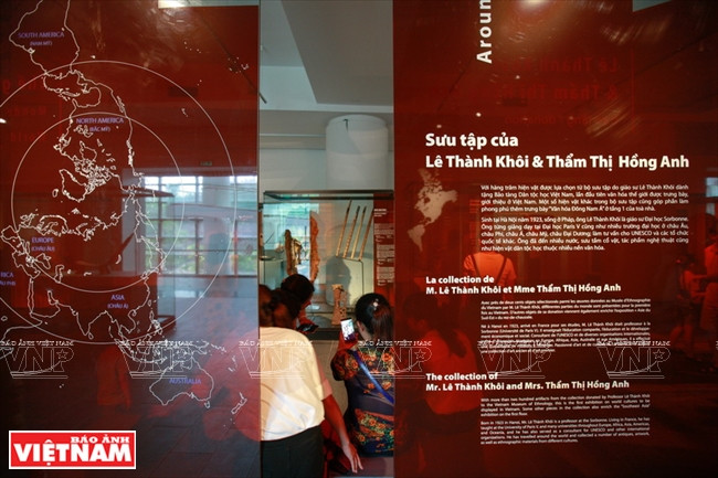 Les noms du Prof. Lê Thành Khôi et de sa femme Thâm Thi Hông Anh, qui ont fait don de leur collection, ont été placés à l'entrée de l'exposition. 