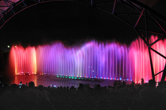 Dans la soirée, les spectacles de fontaines musicales colorés termineront magiquement ​la belle journée des touristes.