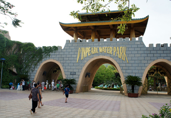 Outre l’aquarium souterrain, le parc dispose d'une zone de divertissements de 6.000 m².