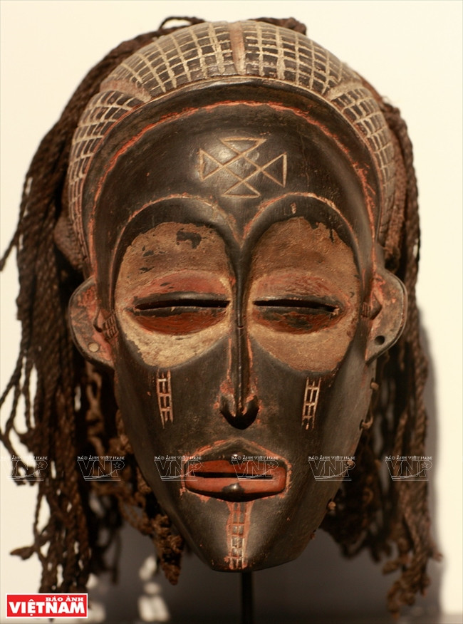 Un masque - artefact ethnographique impressionnant dans la collection. 