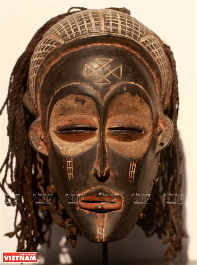 Un masque - artefact ethnographique impressionnant dans la collection. 