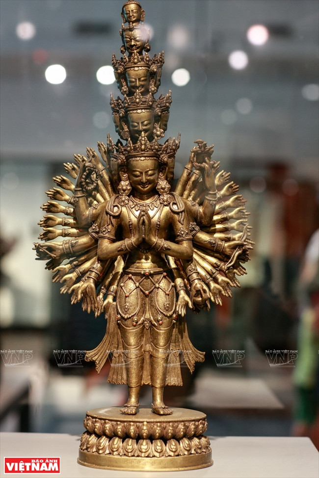 Une ancienne statue de la déesse de la Miséricorde. 