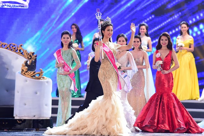 Les premiers pas en tant que Miss Vietnam 2016. Photo courtoisie du Comité d'organisation de Miss Vietnam 2016