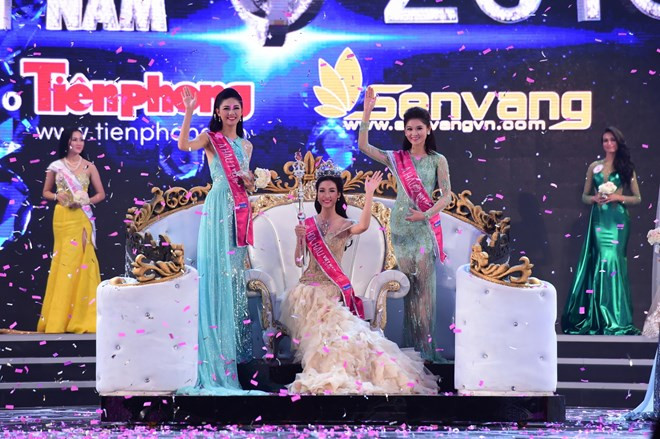 Le trio sur le podium. Photo courtoisie du Comité d'organisation de Miss Vietnam 2016