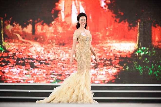 En robe de soirée. Photo courtoisie du Comité d'organisation de Miss Vietnam 2016