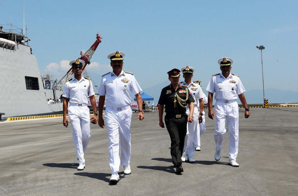 Les officiers du commandement des trois navires de la Marine indienne en visite à Dà Nang.