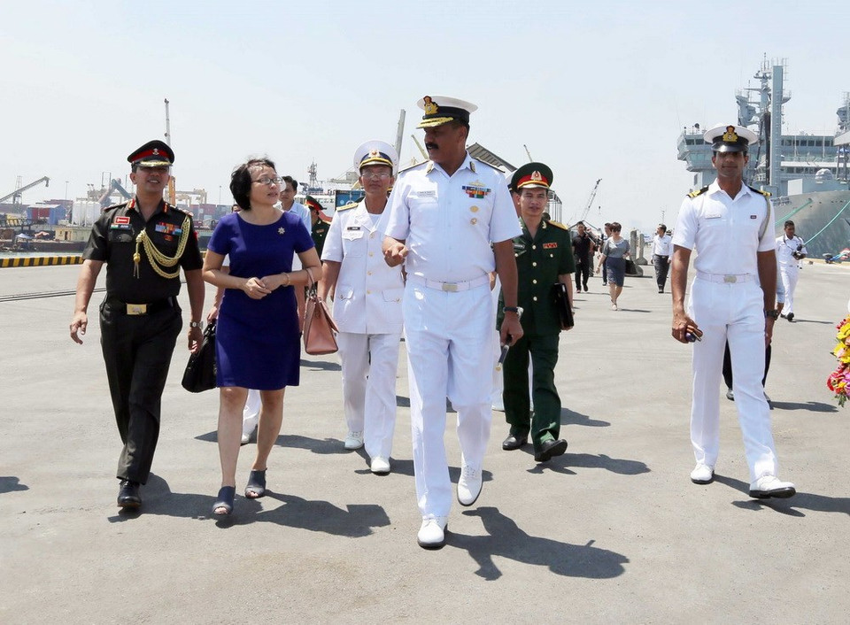 Cérémonie d’accueil des officiers et marins des trois navires de la Marine indienne au port de Tiên Sa, à Dà Nang. 