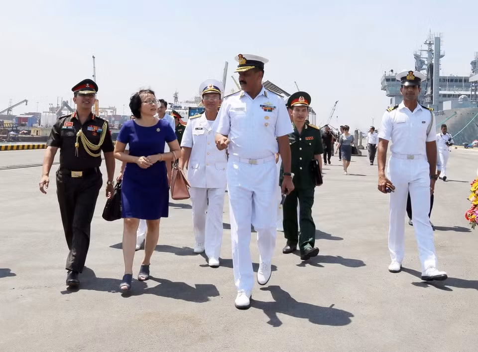 Cérémonie d’accueil des officiers et marins des trois navires de la Marine indienne au port de Tiên Sa, à Dà Nang. 