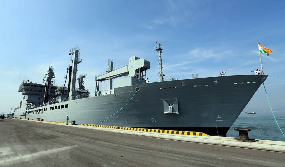 Le bateau-citerne INS SHAKTI au port de Tiên Sa. 