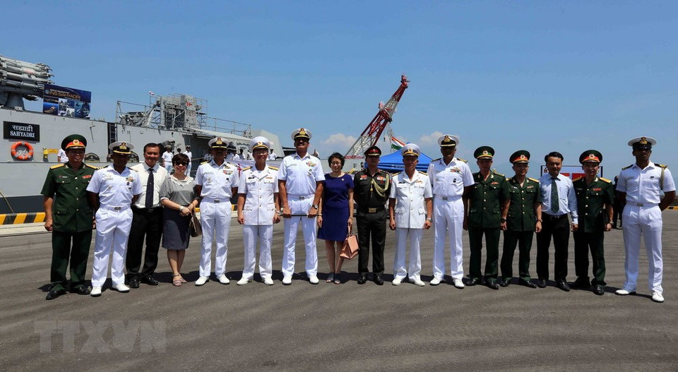 Des officiers et marins de la Marine indienne et de la Marine vietnamienne posent pour une photo souvenir au port de Tiên Sa.