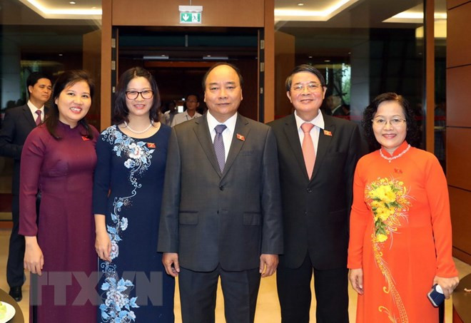 Le Premier ministre Nguyen Xuan Phuc (centre) et des députés. 