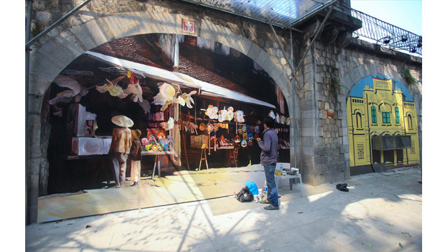 La rue Hang Ma vend toute sorte de produits pour la décoration de la maison. Cette année, les Hanoïens profiteront des fresques sur les voûtes du pont de la rue Phan Dinh Phùng.