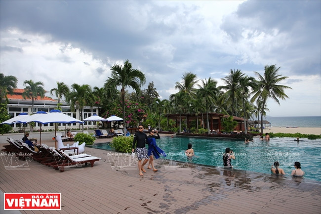 Piscine moderne à l’intérieur de l’hôtel 5 étoiles Furama.