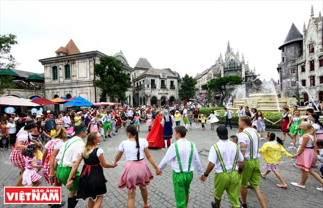Le village touristique d’architecture française, construit par Sun Group, au sommet de la montagne Ba Na.