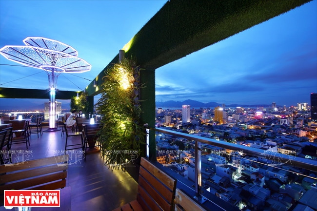 Un café au sommet d’un building où le touriste peut embrasser du regard toute la ville.