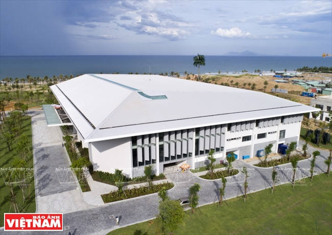Le 15 octobre 2017, le Premier ministre Nguyen Xuan Phuc a inauguré le Palais des conférences et expositions Ariyana (ADECC), un ouvrage clé au service de la Semaine de haut rang de l’APEC, qui accueillera le Sommet des entreprises de l’APEC.