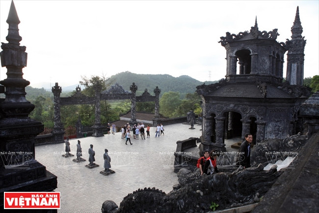 Le tombeau de l’empereur Khai Dinh, qui appartient à l’ensemble des sites de l’ancienne capitale impériale de Hue, a été reconnu Patrimoine culturel mondial. Il se trouve à environ 100 km de Da Nang.