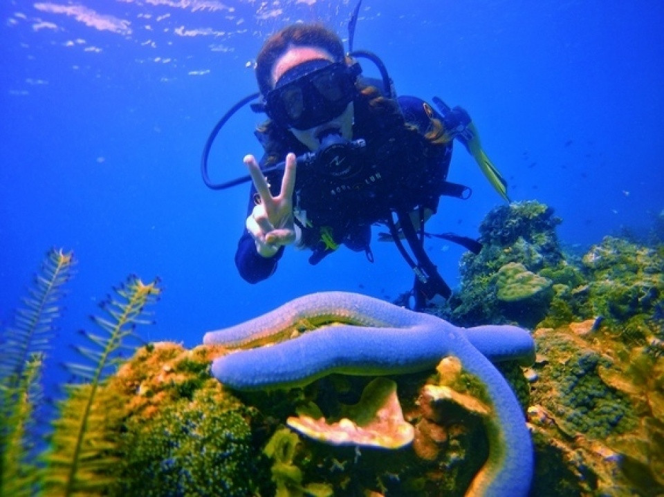 Plongée en apnée à Palawan (Philippines).