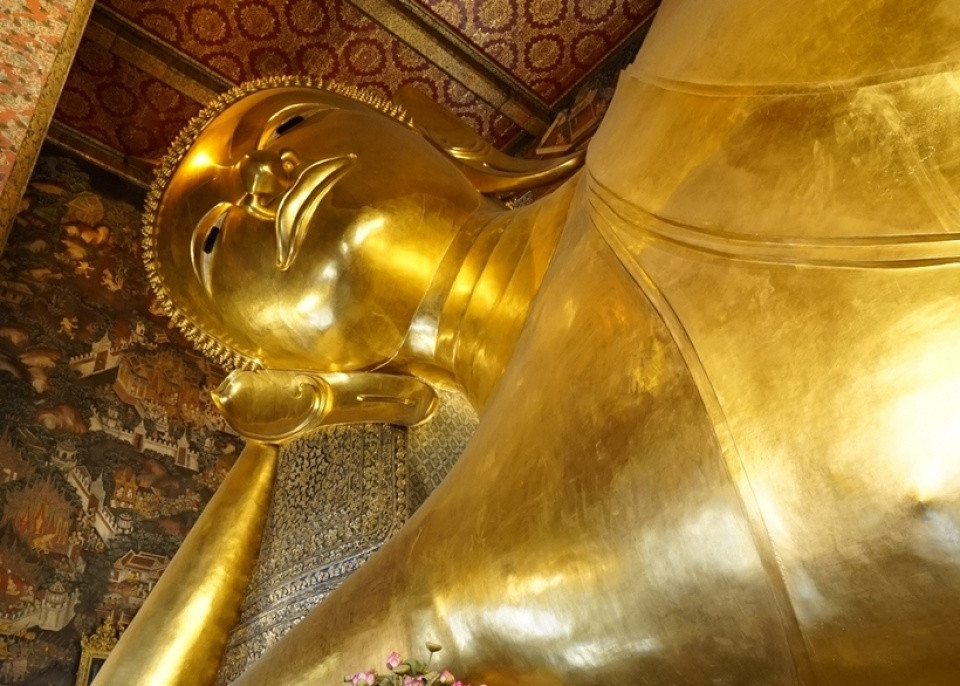 Les temples d'or en Thaïlande sont des destinations attrayantes pour de nombreux visiteurs.