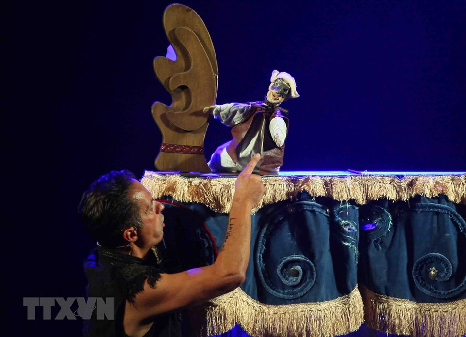 Un numéro de marionnettes de la troupe française.
