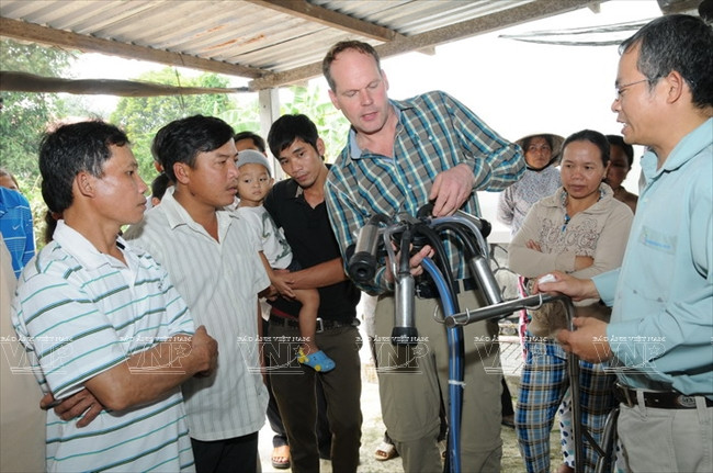 Experts étrangers guidant les agriculteurs dans l’usage des trayeuses.