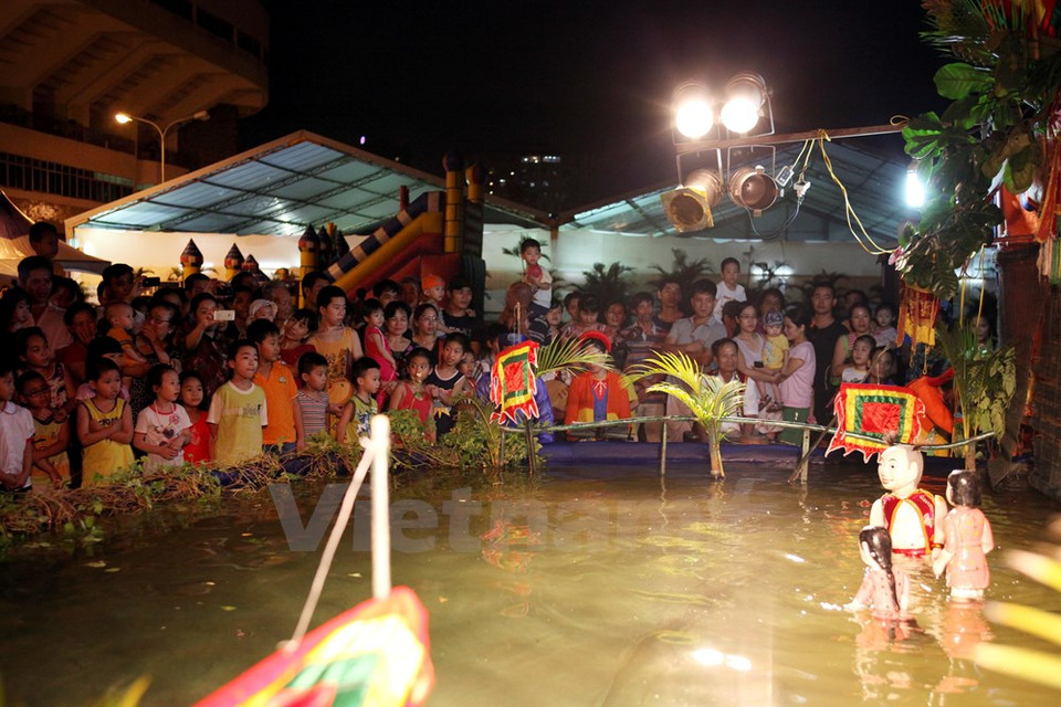Les numéros de marionnettes sur l'eau attirent toujours beaucoup de visiteurs, notamment les enfants.